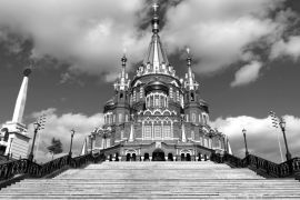 Lais Puzzle - Kathedrale von Izhevsk, Republik Udmurtien, Russland in schwarz weiß - 2.000 Teile