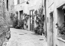 Lais Puzzle - Valldemossa - altes Bergdorf auf Mallorca in schwarz weiß - 1.000 Teile