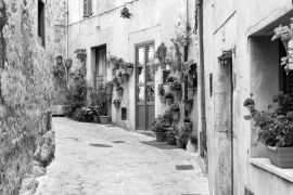 Lais Puzzle - Valldemossa - altes Bergdorf auf Mallorca in schwarz weiß - 2.000 Teile