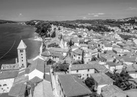 Lais Puzzle - Stadt Rab auf kroatischer Insel von oben in schwarz weiß - 500, 1.000 & 2.000 Teile