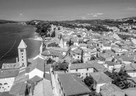 Lais Puzzle - Stadt Rab auf kroatischer Insel von oben in schwarz weiß - 1.000 Teile