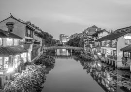 Lais Puzzle - Nachtszene in der Altstadt von Qibao in Shanghai, China in schwarz weiß - 1.000 Teile