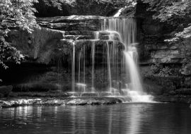Lais Puzzle - Blick auf Cauldron Force bei West Burton im Yorkshire Dales National Park, England in schwarz weiß - 1.000 Teile