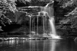 Lais Puzzle - Blick auf Cauldron Force bei West Burton im Yorkshire Dales National Park, England in schwarz weiß - 2.000 Teile