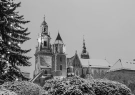 Lais Puzzle - Das Wawel-Schloss in Krakau in der Dämmerung. Krakau ist eines der berühmtesten Wahrzeichen Polens in schwarz weiß - 1.000 Teile