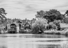 Lais Puzzle - Blick auf das schöne historische Dorf Beaulieu und den Fluss in der Region New Forest in Hampshire, England, Vereinigtes Königreich in schwarz weiß - 1.000 Teile