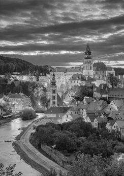 Lais Puzzle - Cesky Krumlov. Luftaufnahme des Stadtbilds von Cesky Krumlov, Tschechische Republik, bei Sonnenuntergang in schwarz weiß - 500, 1.000 & 2.000 Teile