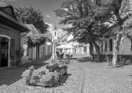 Lais Puzzle - Malerischer Blick auf die Altstadt von Szentendre, Ungarn an einem sonnigen Sommertag in schwarz weiß - 500, 1.000 & 2.000 Teile