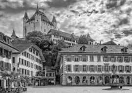 Lais Puzzle - Thuner Schloss, in Thun im Berner Oberland, Schweiz in schwarz weiß - 500, 1.000 & 2.000 Teile
