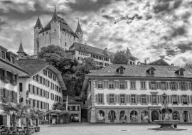 Lais Puzzle - Thuner Schloss, in Thun im Berner Oberland, Schweiz in schwarz weiß - 1.000 Teile