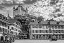 Lais Puzzle - Thuner Schloss, in Thun im Berner Oberland, Schweiz in schwarz weiß - 2.000 Teile