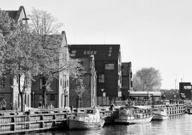 Lais Puzzle - Schiffe im Ufer des Flusses Dane Altstadt Klaipeda in schwarz weiß - 1.000 Teile