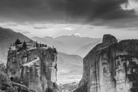 Lais Puzzle - Kloster der Heiligen Dreifaltigkeit i in Meteora, Griechenland in schwarz weiß - 2.000 Teile