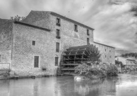 Lais Puzzle - Haus mit Wasserrad, Region Luberon, Frankreich in schwarz weiß - 1.000 Teile
