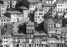 Lais Puzzle - Typische Häuser in Porto auf einer Klippe gelegen, Blick von Vila Nova de Gaia, Porto, Portugal in schwarz weiß - 500, 1.000 & 2.000 Teile