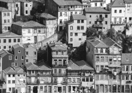 Lais Puzzle - Typische Häuser in Porto auf einer Klippe gelegen, Blick von Vila Nova de Gaia, Porto, Portugal in schwarz weiß - 1.000 Teile