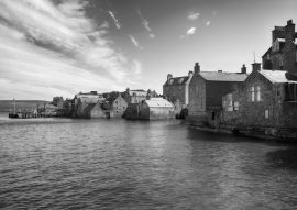 Lais Puzzle - Die Küste von Lerwick an einem schönen sonnigen Tag in schwarz weiß - 500, 1.000 & 2.000 Teile