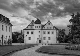 Lais Puzzle - Dramatischer Wolkenhimmel über dem Schloss Königs Wusterhausen (Ansicht von Norden) in schwarz weiß - 1.000 Teile