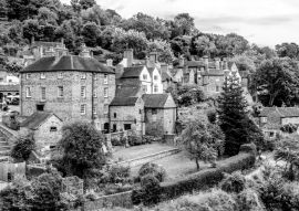 Lais Puzzle - Häuser und der Fluss Severn in der Iron Bridge Gorge in Shropshire, England in schwarz weiß - 500, 1.000 & 2.000 Teile