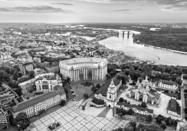 Lais Puzzle - Luftaufnahme des Goldkuppelklosters St. Michael, des Außenministeriums und des Flusses Dnjepr in Kiew, Ukraine in schwarz weiß - 1.000 Teile