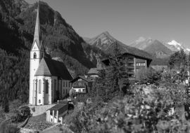 Lais Puzzle - Kapelle Heiligenblut mit dem Großglockner im Hintergrund, Kärnten, Österreich in schwarz weiß - 1.000 Teile