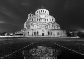 Lais Puzzle - Schöner Blick auf die bulgarisch-orthodoxe St. Alexander-Newski-Kathedrale in Sofia, die sich nachts in den Straßen spiegelt in schwarz weiß - 1.000 Teile