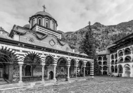 Lais Puzzle - Schöner Blick auf das orthodoxe Rila-Kloster, eine berühmte Touristenattraktion und Kulturdenkmal im Rila-Naturpark-Gebirge in Bulgarien in schwarz weiß - 1.000 Teile