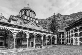 Lais Puzzle - Schöner Blick auf das orthodoxe Rila-Kloster, eine berühmte Touristenattraktion und Kulturdenkmal im Rila-Naturpark-Gebirge in Bulgarien in schwarz weiß - 2.000 Teile