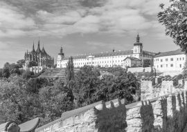 Lais Puzzle - Die Kathedrale der Heiligen Barbara und das Jesuitenkolleg in Kutna Hora, Tschechische Republik, Europa in schwarz weiß - 500, 1.000 & 2.000 Teile