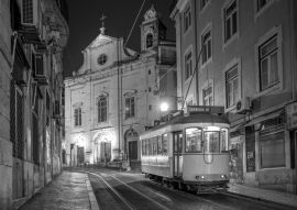Lais Puzzle - Straßenbahn der Linie 28 in Lissabon, Portugal, bei Nacht in schwarz weiß - 500, 1.000 & 2.000 Teile