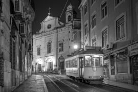 Lais Puzzle - Straßenbahn der Linie 28 in Lissabon, Portugal, bei Nacht in schwarz weiß - 2.000 Teile