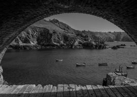 Lais Puzzle - Saints Bay Cove in Guernsey, Vereinigtes KIngdom in schwarz weiß - 500, 1.000 & 2.000 Teile