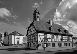 Lais Puzzle - Altes Rathaus in Münster, Kelkheim, Hessen, Deutschland in schwarz weiß - 1.000 Teile