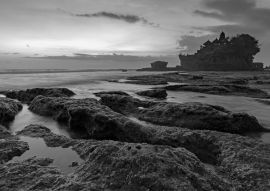Lais Puzzle - Sonnenuntergang über dem Tanah Lot-Tempel in Canggu, Bali, Indonesien in schwarz weiß - 500, 1.000 & 2.000 Teile