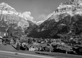 Lais Puzzle - Panoramablick auf das schöne Bergdorf Grindelwald in der Schweiz in schwarz weiß - 500, 1.000 & 2.000 Teile