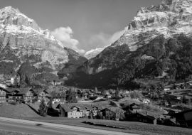 Lais Puzzle - Panoramablick auf das schöne Bergdorf Grindelwald in der Schweiz in schwarz weiß - 1.000 Teile