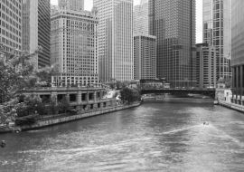 Lais Puzzle - Chicago River mit Booten und Verkehr in Downtown Chicago in schwarz weiß - 1.000 Teile