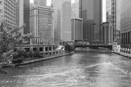 Lais Puzzle - Chicago River mit Booten und Verkehr in Downtown Chicago in schwarz weiß - 2.000 Teile