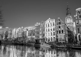 Lais Puzzle - Grachten, Boote und schöne Architektur im alten zentralen Viertel in Amsterdam in schwarz weiß - 1.000 Teile