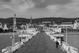 Lais Puzzle - Der Pier von Sopot und die schöne Stadtansicht von Sopot, Polen in schwarz weiß - 2.000 Teile