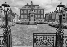 Lais Puzzle - Rathaus von Seraing, Belgien in schwarz weiß - 500, 1.000 & 2.000 Teile