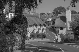 Lais Puzzle - Isle of Wight Starcross England. Vereinigtes Königreich. Shanklin. Schilfdächer. Sandown Bucht in schwarz weiß - 2.000 Teile