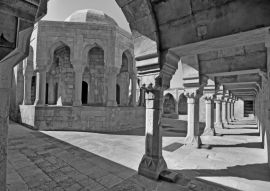 Lais Puzzle - Der Palast der Shirvanshahs in der Innenstadt von Baku, Aserbaidschan in schwarz weiß - 500, 1.000 & 2.000 Teile