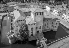 Lais Puzzle - Luftaufnahme der Burg Fontanellato mit grünem Wasser im Wassergraben nahe Parma, Italien in schwarz weiß - 1.000 Teile