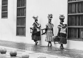 Lais Puzzle - Traditionelle Obst-Straßenverkäufer in Cartagena de Indias, genannt Palenqueras, vor dem Gebäude des Rathauses von Cartagena in schwarz weiß - 1.000 Teile