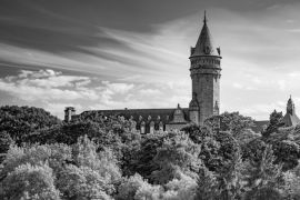 Lais Puzzle - Blick auf das Spuerkees, die staatliche Sparkasse und das Musee de la banque in Luxemburg in schwarz weiß - 2.000 Teile