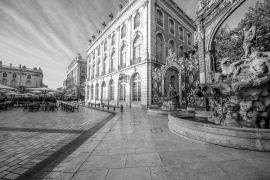 Lais Puzzle - Morgenblick auf den Stanislas-Platz mit Goldenem Tor in der Altstadt von Nancy, Frankreich in schwarz weiß - 2.000 Teile