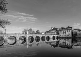 Lais Puzzle - Römische Brücke über den Fluss Tamega in Chaves, Portugal in schwarz weiß - 500, 1.000 & 2.000 Teile