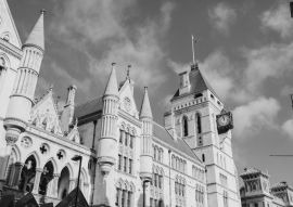 Lais Puzzle - Fassade des Royal Courts Justice an einem sonnigen Tag, mit blauem Himmel und Wolken im Hintergrund, in London, Vereinigtes Königreich in schwarz weiß - 500, 1.000 & 2.000 Teile