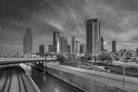 Lais Puzzle - Tel Aviv. Stadtbild von Ramat Gan, Tel Aviv, Israel während eines dramatischen Sonnenaufgangs in schwarz weiß - 2.000 Teile